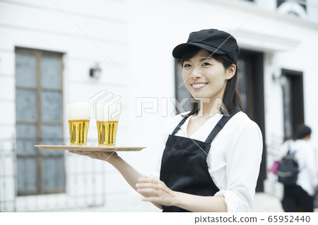 啤酒花園的年輕女子 65952440