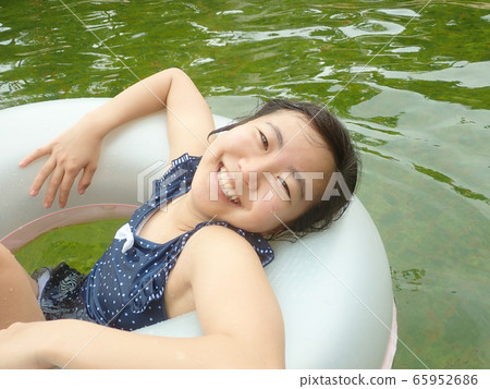 在溫泉玩的女孩 在溫泉玩的女孩 65952686