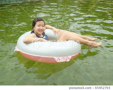 在溫泉玩的女孩 65952703