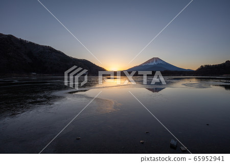 山梨縣富士山富士朝日湖冬季 山梨縣富士山富士朝日湖冬季 65952941