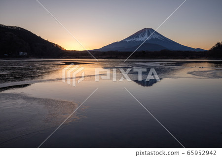 Yamanashi Prefecture Mt. Fuji Shoji Lake Asahi Winter Yamanashi Prefecture Mt. Fuji Shoji Lake Asahi Winter 65952942