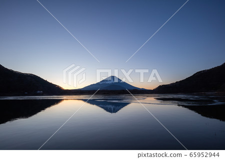 山梨縣富士山富士朝日湖冬季 山梨縣富士山富士朝日湖冬季 65952944