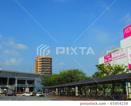 JR Keiyo Line in front of Inagekaigan Station JR Keiyo Line in front of Inagekaigan Station 65954239