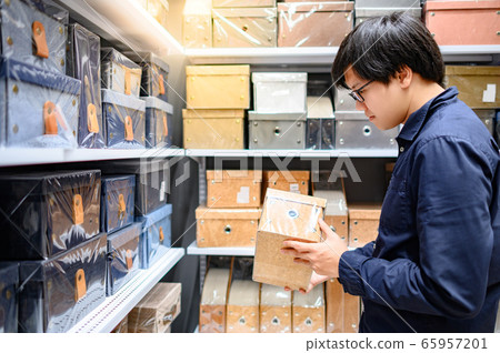 Asian man shopping box in stationery shop 65957201