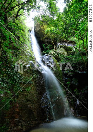 鮮綠色的Kikyo峽谷赤城瀑布(Fudo Falls) 鮮綠色的Kikyo峽谷赤城瀑布(Fudo Falls) 65957398