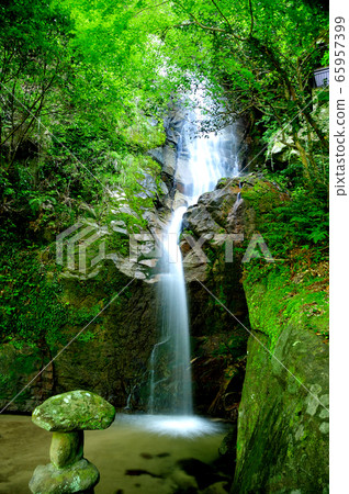 鮮綠色的Kikyo峽谷赤城瀑布(Fudo Falls) 鮮綠色的Kikyo峽谷赤城瀑布(Fudo Falls) 65957399
