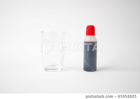 漱口水和杯子漱口水的杯子 65958885