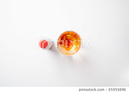 漱口水和杯子漱口水的杯子 漱口水和杯子漱口水的杯子 65958896