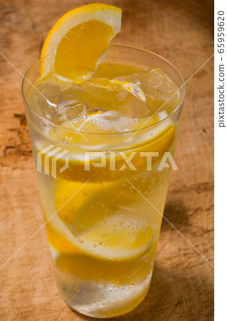 Chilled highballs and lemon sour Chilled highballs and lemon sour 65959620