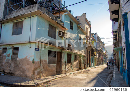 古巴哈瓦那Townscape搖搖欲墜的建築步行者 古巴哈瓦那Townscape搖搖欲墜的建築步行者 65960186
