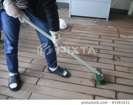 Cleaning the balcony-cleaning the balcony Cleaning the balcony-cleaning the balcony 65961631