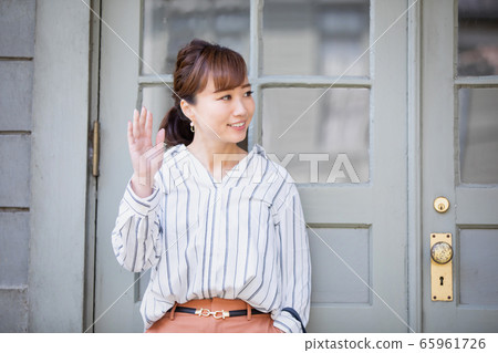 亞洲女人揮手致意 65961726