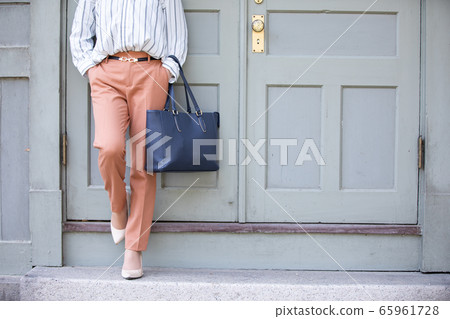 時尚休閒商務女性（無臉） 65961728