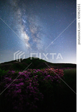 《Aso Kusasenri, Kumamoto Prefecture》 Mt. Eboshi and Miyaki Kirishima and the Milky Way in summer 65962031