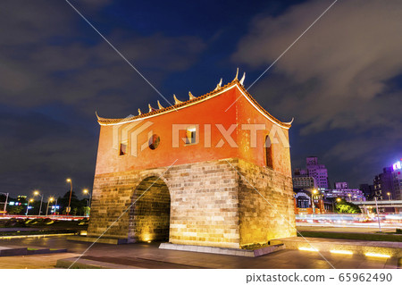 Old Taipei city wall. The Taipei City Wall-North Gate (Cheng'en Gate), established by the Qing Dynasty. At the intersection of Zhongxiao West Road and Boai Road 65962490