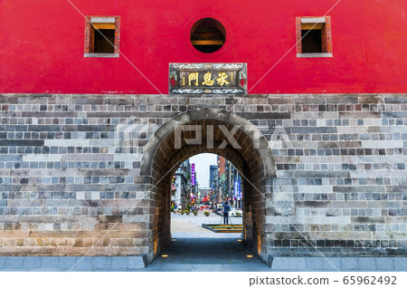 Old Taipei city wall. The Taipei City Wall-North Gate (Cheng'en Gate), established by the Qing Dynasty. At the intersection of Zhongxiao West Road and Boai Road 65962492