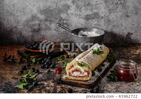Sweet creamy roulade 65962722