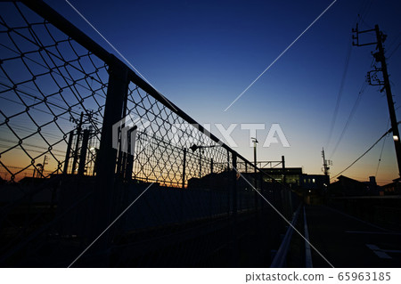 暮光之城的天空和柵欄剪影 暮光之城的天空和柵欄剪影 65963185