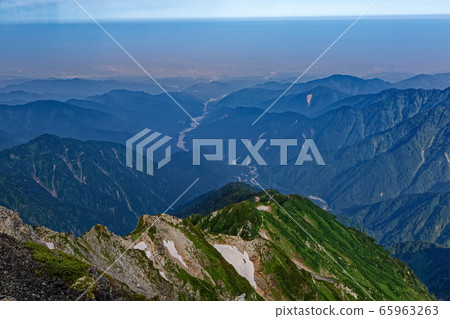 View of Hayatsuki hut and Bambajima / Sea of Japan from Kendake 65963263