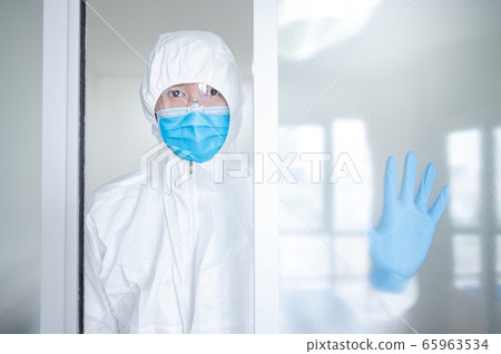Doctor wearing personal protective equipment 65963534
