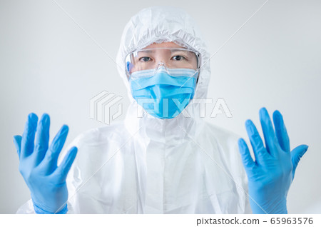 Doctor wearing personal protective equipment 65963576