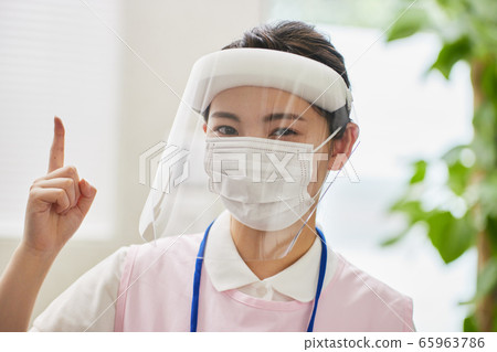 青年婦女醫學防護面罩電暈對策預防感染 青年婦女醫學防護面罩電暈對策預防感染 65963786