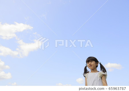 嬰兒（5歲）的微笑和藍天 65963787