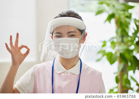 青年婦女醫學防護面罩電暈對策預防感染 青年婦女醫學防護面罩電暈對策預防感染 65963788
