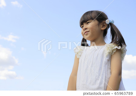 嬰兒(5歲)的微笑和藍天 嬰兒(5歲)的微笑和藍天 65963789