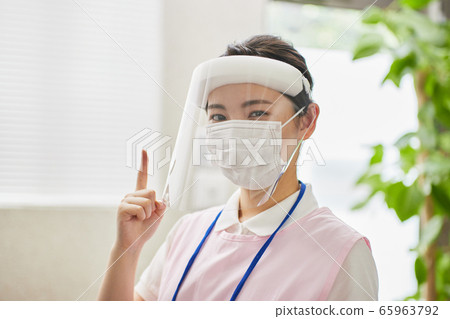 青年婦女醫學防護面罩電暈對策預防感染 青年婦女醫學防護面罩電暈對策預防感染 65963792