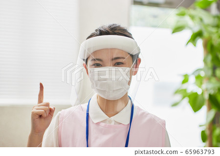 青年婦女醫學防護面罩電暈對策預防感染 青年婦女醫學防護面罩電暈對策預防感染 65963793