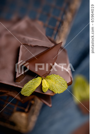dark or milk chocolate bars with green mint leaf dark or milk chocolate bars with green mint leaf 65964019