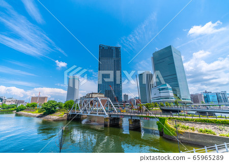 日本的橫濱城市景觀改變了橫濱灣地區(酒店,大廈大廈,橫濱市政廳等) 日本的橫濱城市景觀改變了橫濱灣地區(酒店,大廈大廈,橫濱市政廳等) 65965289