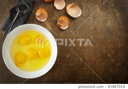 chicken eggs 65967019