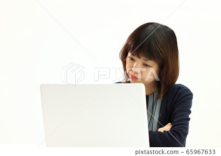 女人遠程工作複製可用空間 女人遠程工作複製可用空間 65967633