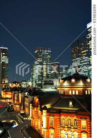 東京站和摩天大樓閃耀著夏日的夜空背景 東京站和摩天大樓閃耀著夏日的夜空背景 65968899