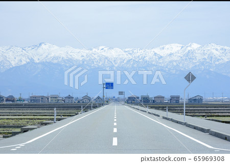 富山，1條直線道路和立山山脈的美景 65969308