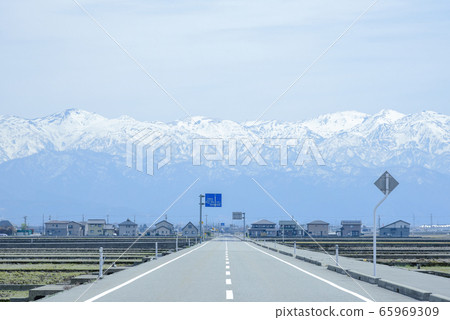 A beautiful view of Toyama, 1 straight road and Tateyama mountain range 65969309