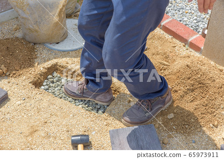 Men, gardening, work, garden, crushed stone Men, gardening, work, garden, crushed stone 65973911