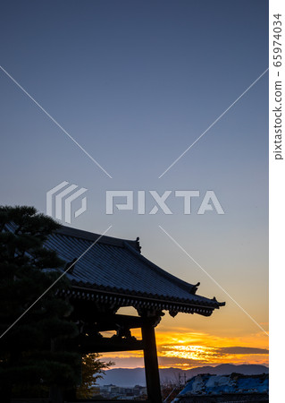 金開光明寺的秋天,鐘樓和盆地的黃昏 金開光明寺的秋天,鐘樓和盆地的黃昏 65974034