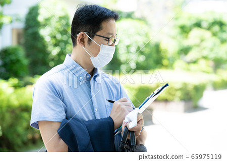 Male Middle Mask Researcher Male Middle Mask Researcher 65975119