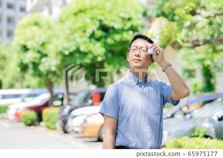 男性中間商人通勤 65975177