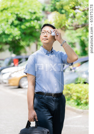 男性中間商人通勤 65975178