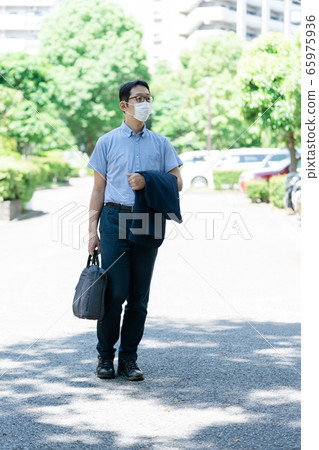 男商人夏天上下班 男商人夏天上下班 65975936