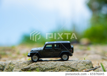 在崎rough不平的道路上行駛的汽車 65976845