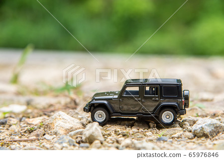 在崎rough不平的道路上行駛的汽車 65976846