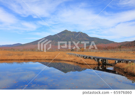 Oze_Autumn和Hiuchigatake_Wooden path_Pond 65976860