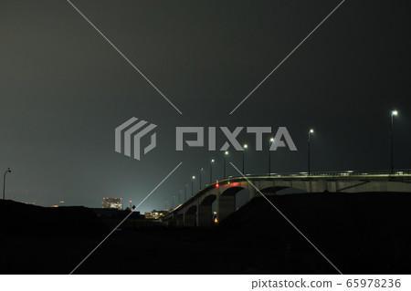 橋後可見的光 65978236