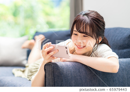 一位年輕女士(智能手機) 一位年輕女士(智能手機) 65979443