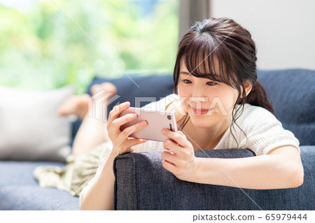 A young lady (a smartphone) A young lady (a smartphone) 65979444